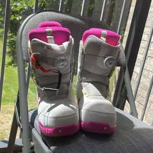 Snowboarding boots,used,very comfortable size 6